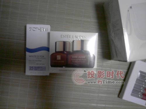 雅詩蘭黛化妝品利用互動數字標牌營銷