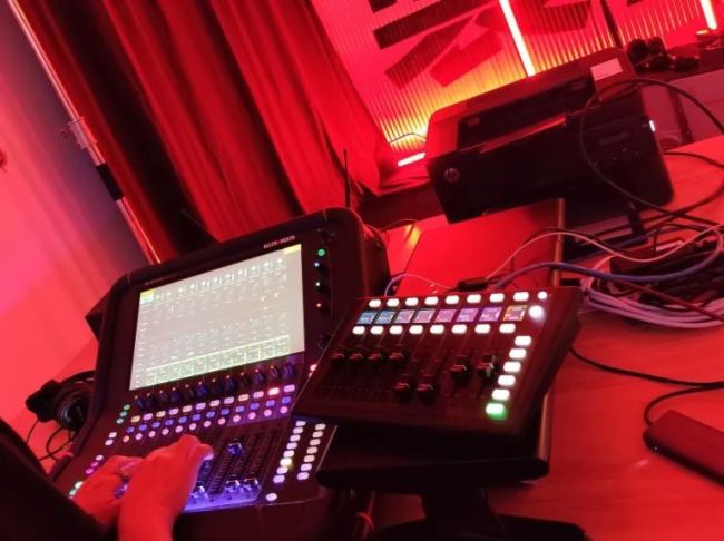 ~sǸAri Abdul㳪ĕAllen & Heath Avantis Solo@Gֱg
