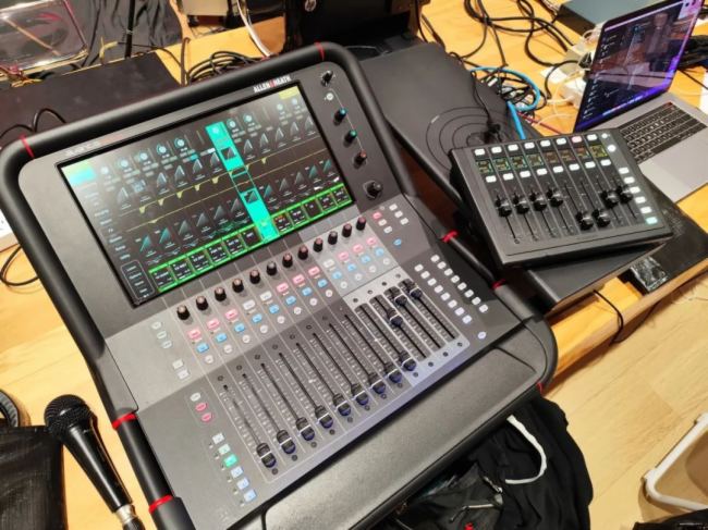 ~sǸAri Abdul㳪ĕAllen & Heath Avantis Solo@Gֱg