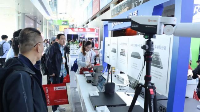 AI?ǻҕӍInfoComm2025JȡAIƷŮʣ